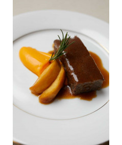 Carrillera ibérica lacada a baja temperatura con puré de boniato y calabaza