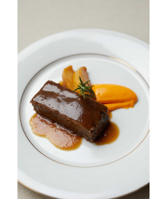 Carrillera ibérica lacada a baja temperatura con puré de boniato y calabaza