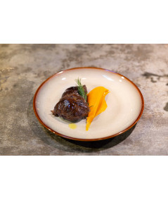 Carrillera ibérica lacada a baja temperatura con puré de boniato y calabaza