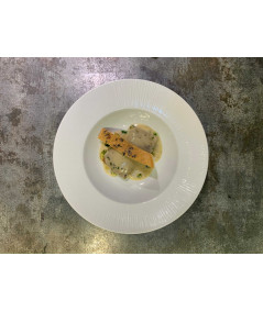 Canelones de verduritas y langostinos en escabeche con velouté de marisco