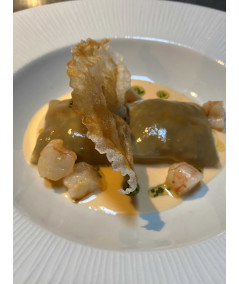 Canelones de verduritas y langostinos en escabeche con velouté de marisco