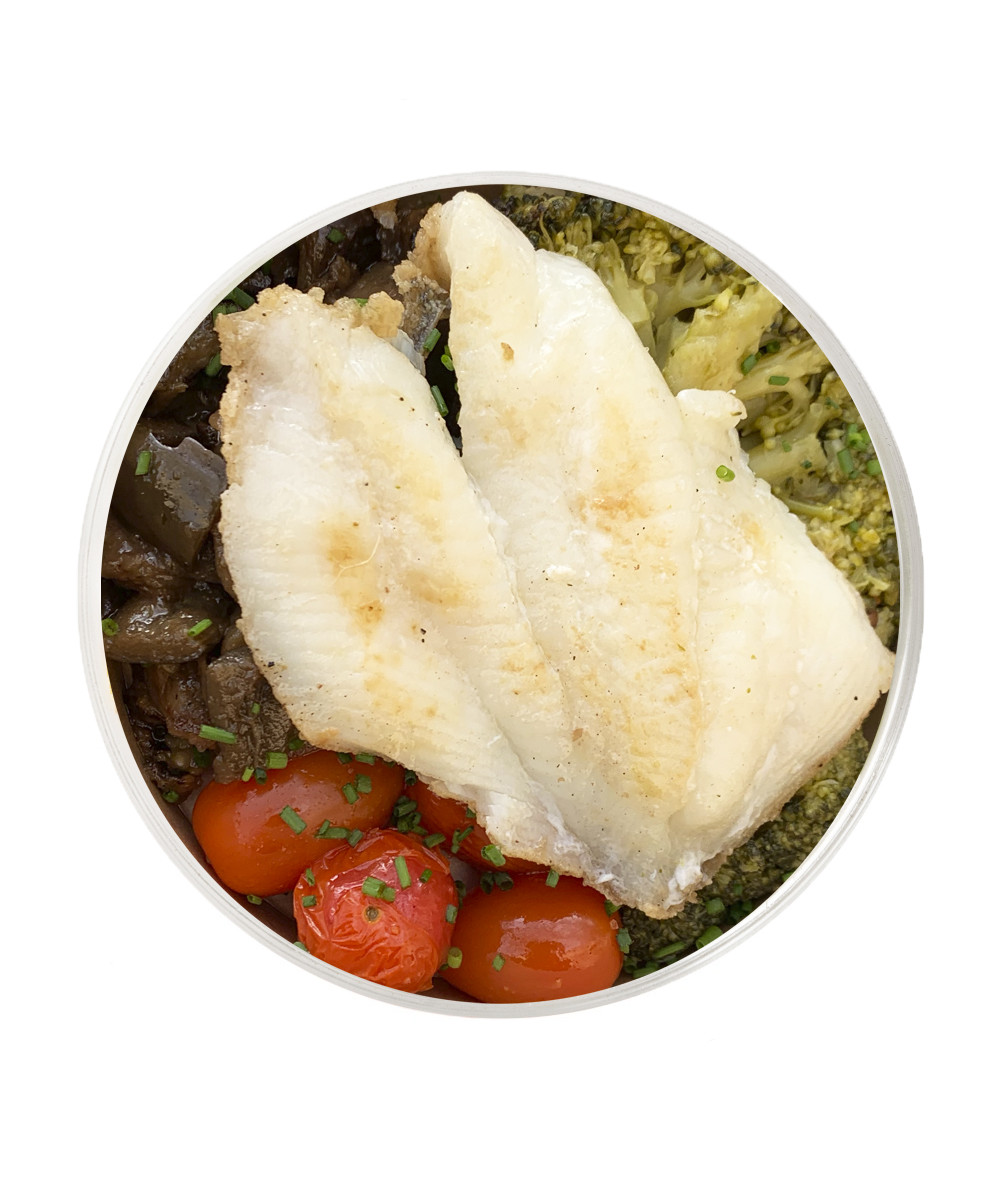 Hake with aubergine, brocoli and tomato