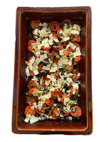 Tomate al horno con hierbas, parmesano y aceitunas negras